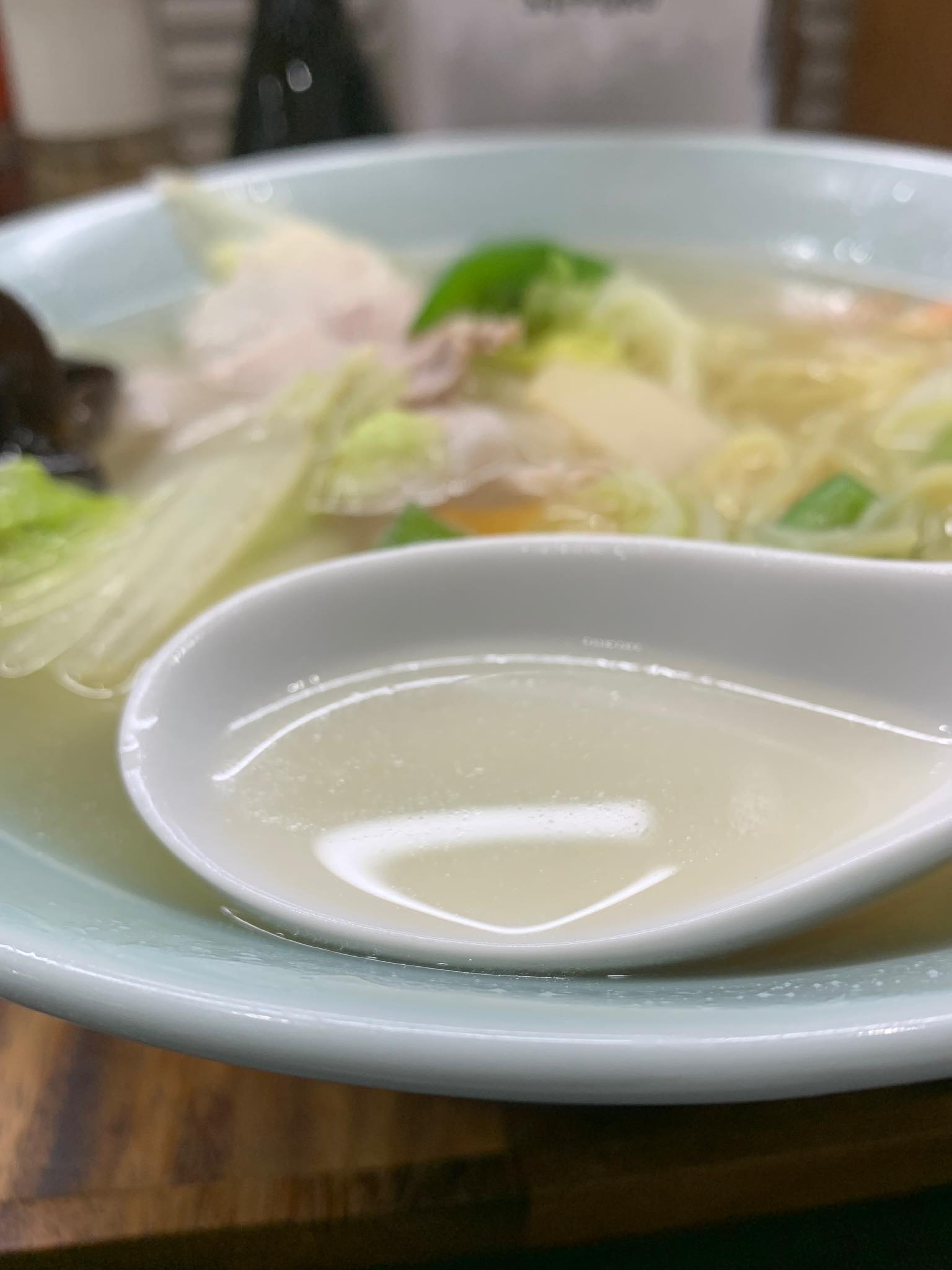 やお豊：五目ラーメンのスープ