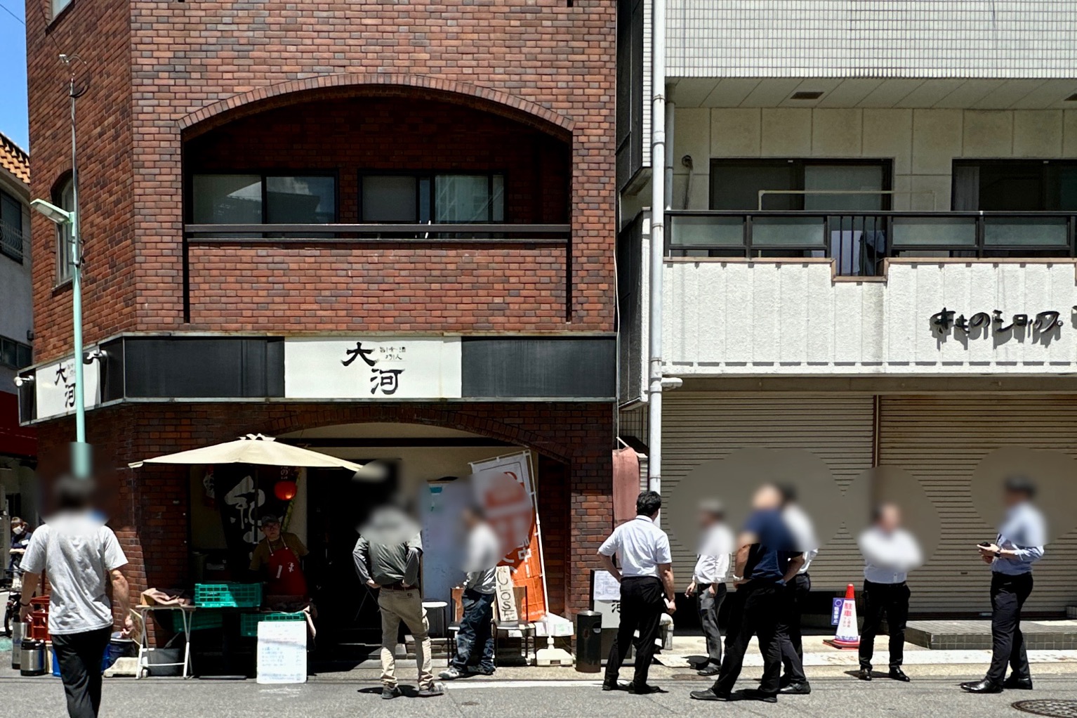 大河２号店に並ぶビジネスマン