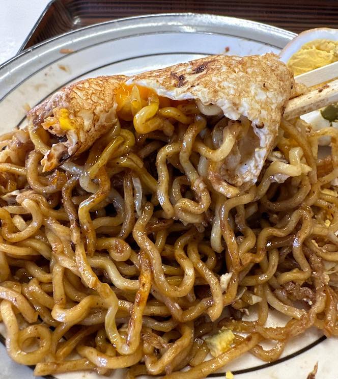 守山区「川安」焼きそば、麺のアップ