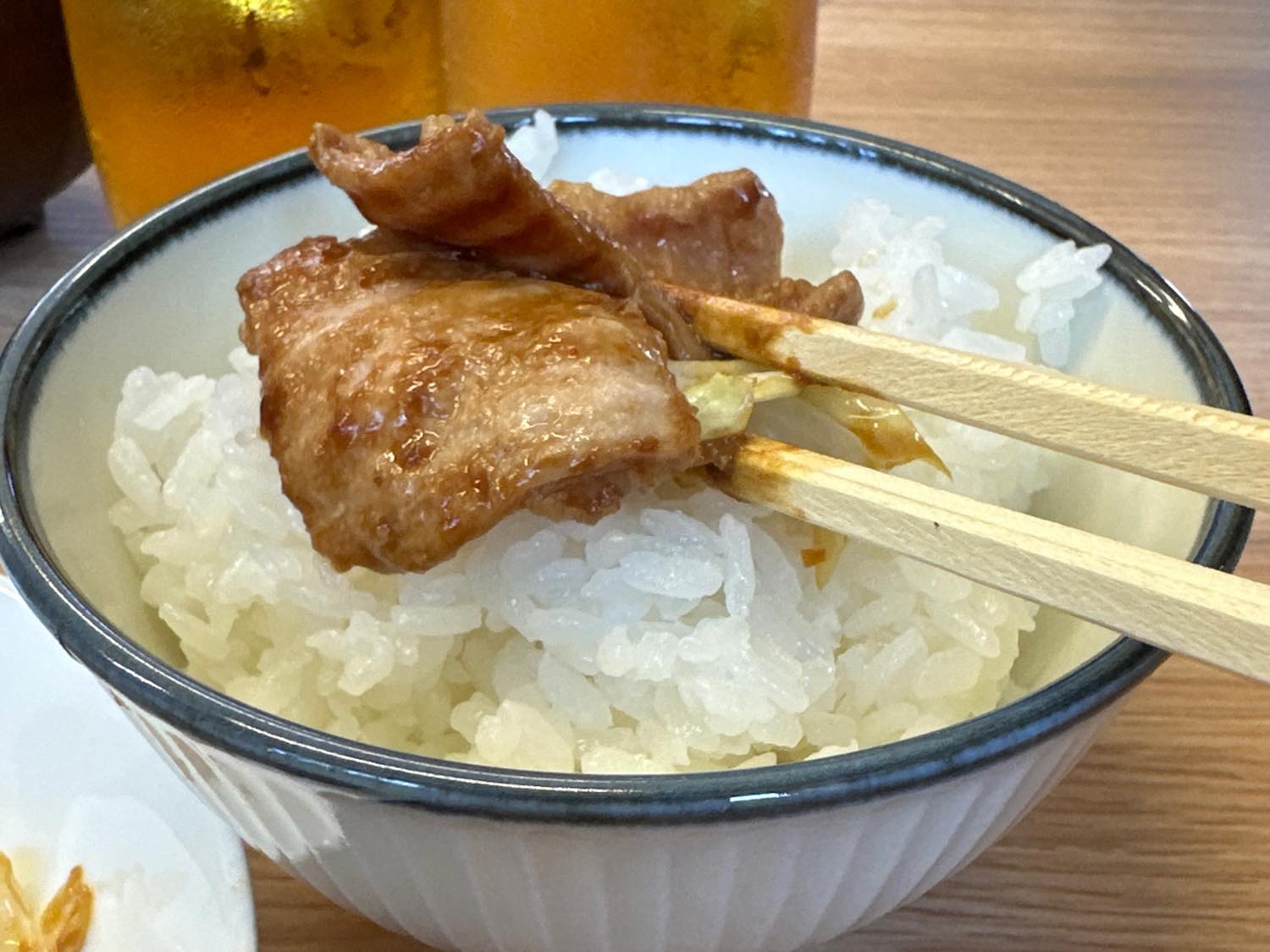 海山食堂　ホルモンと白いご飯